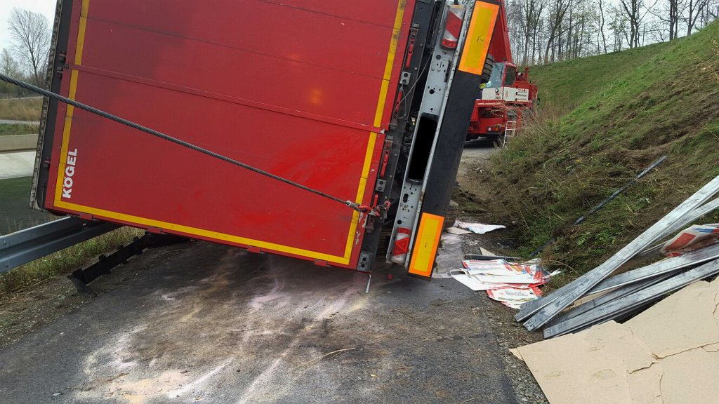 VU LKW umgestuerzt A 1 Rich A 4 Frankfurt im Kreuz Koeln West P237.jpg